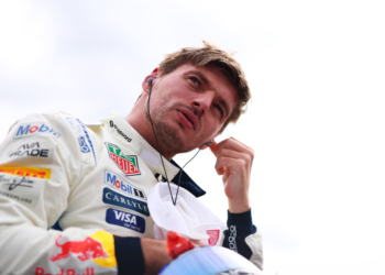 Max Verstappen duidelijk geïrriteerd door strategie Red Bull: 'Nou, bedankt!'