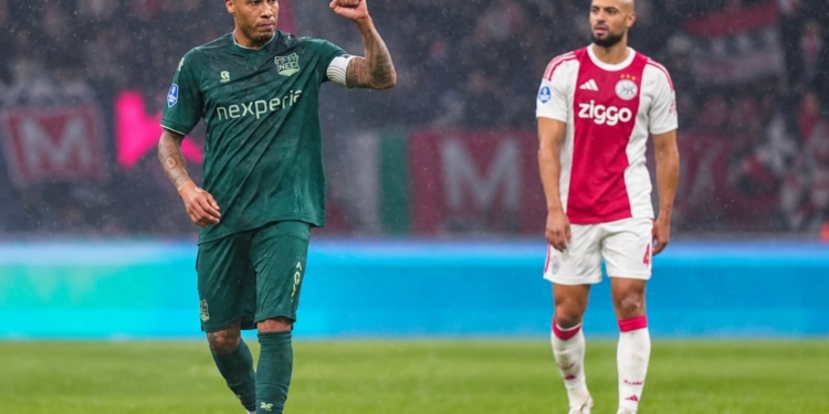 VAR krijgt flinke kritiek na omstreden beslissing bij Ajax-NEC