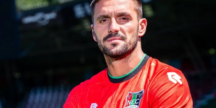 Onrust bij NEC: spelersgroep komt in opstand tegen Dusan Tadic