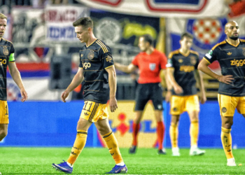 Woede bij Ajax-fans na Europese blamage: één speler moet het ontgelden