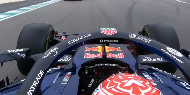 Verstappen lacht om softwarechaos bij start in Sepang: ‘LOL, look at this’