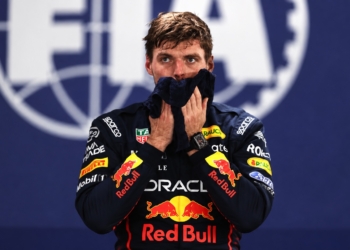 Max Verstappen verovert sprintpole ondanks overtreding en FIA-onderzoek
