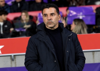 Míchel Sánchez overweegt opvallende ingreep bij Ajax: twee spelers vrezen voor basisplaats