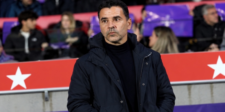Míchel Sánchez overweegt opvallende ingreep bij Ajax: twee spelers vrezen voor basisplaats