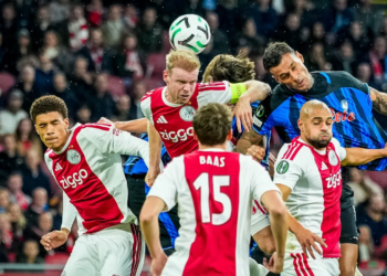Kijkers irriteren zich mateloos aan 'clown' tijdens Ajax-Atalanta