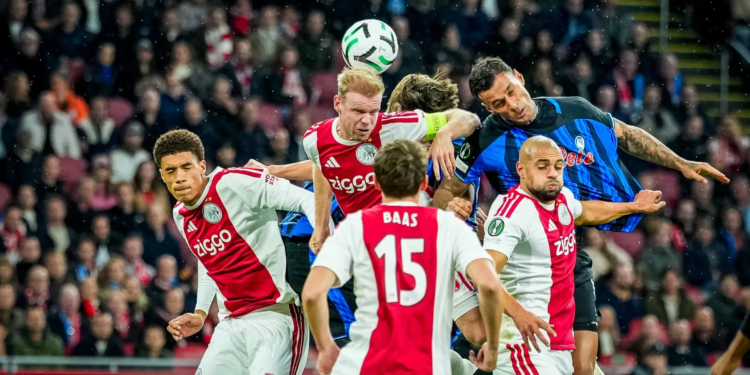 Kijkers irriteren zich mateloos aan 'clown' tijdens Ajax-Atalanta